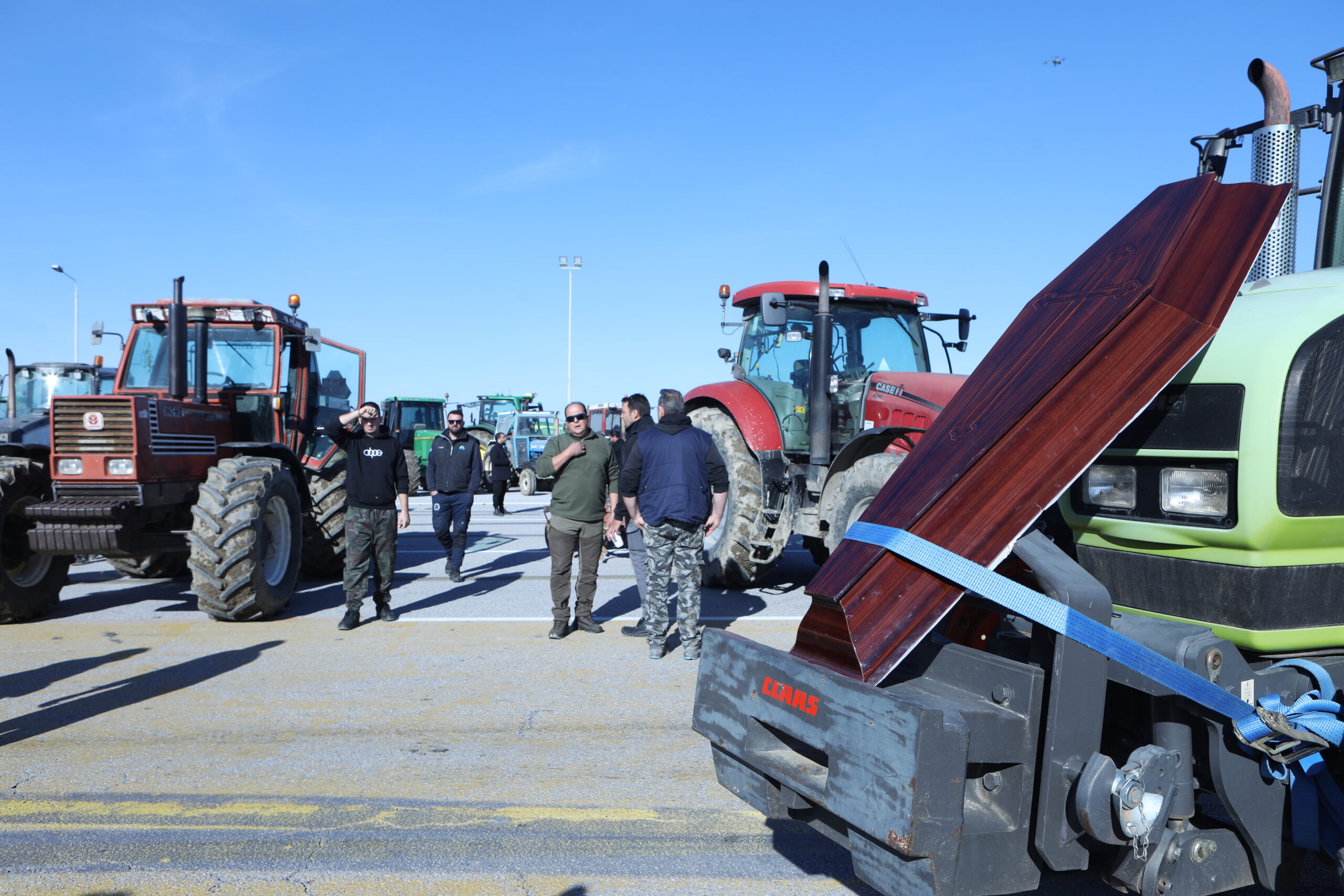 Μπλόκο αγροτών στα Μάλγαρα: Κλείστηκε η εθνική οδός Θεσσαλονίκης – Αθηνών – Οδηγός έπεσε πάνω σε τρακτέρ