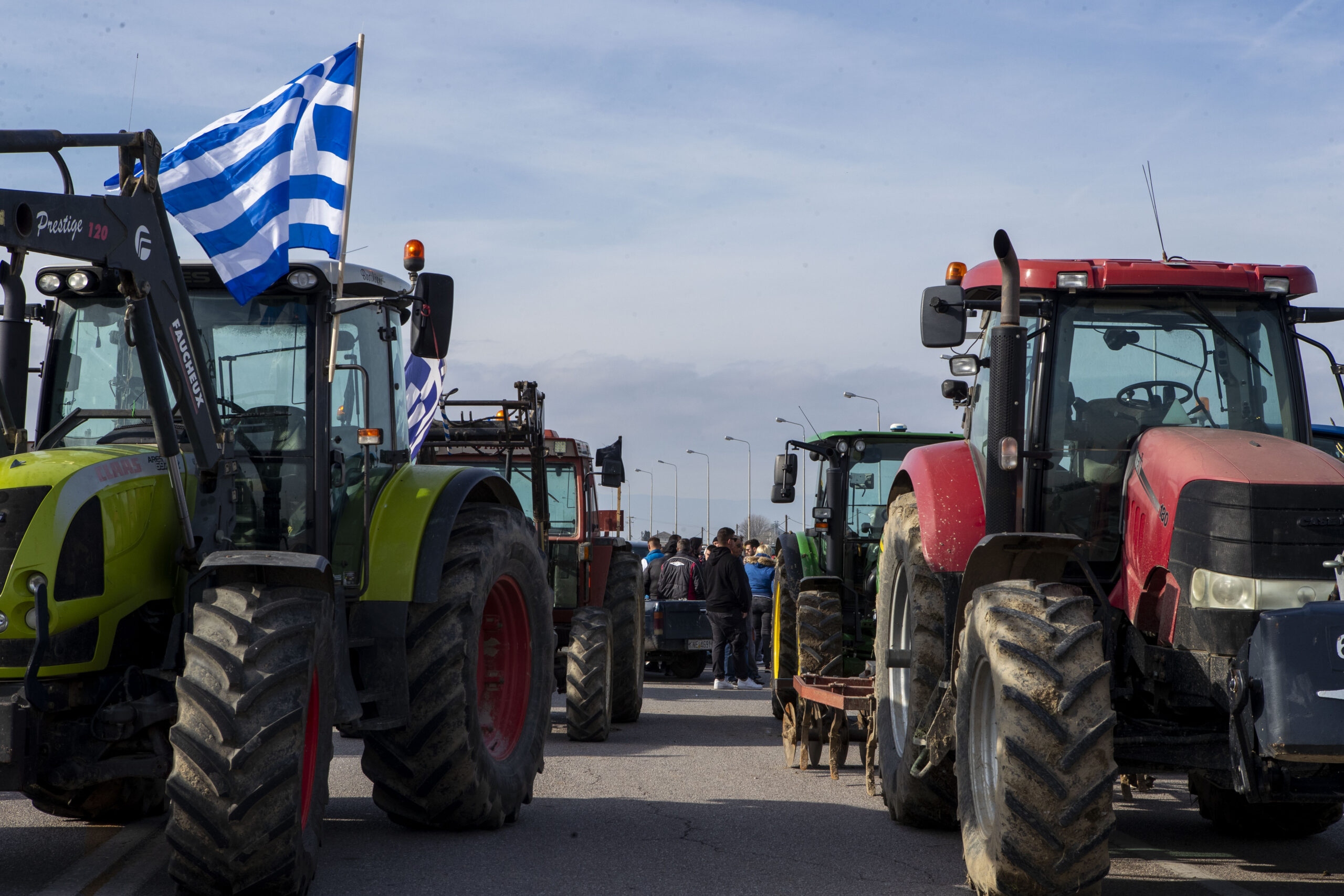 Οι αγρότες σκληραίνουν τη στάση τους: Ενισχύεται το μπλόκο στη Νίκαια – Κλειστή η Ε.Ο. Αθηνών–Θεσσαλονίκης
