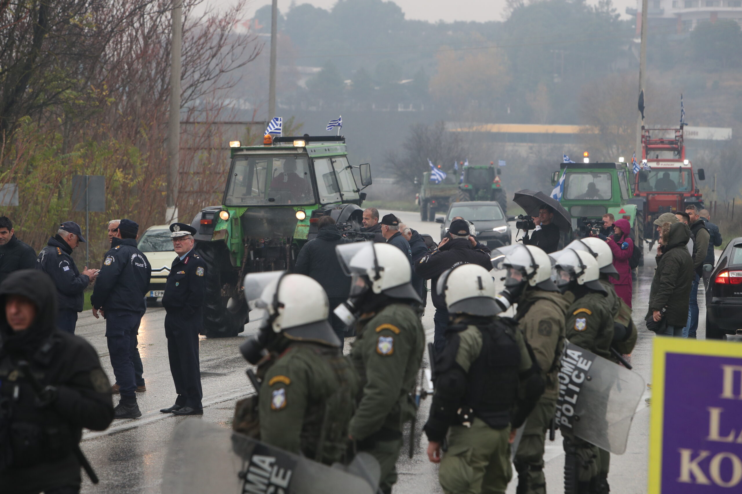 Οι αγρότες έσπασαν το μπλόκο των ΜΑΤ στον Λευκώνα Σερρών και κατευθύνονται στο τελωνείο του Προμαχώνα