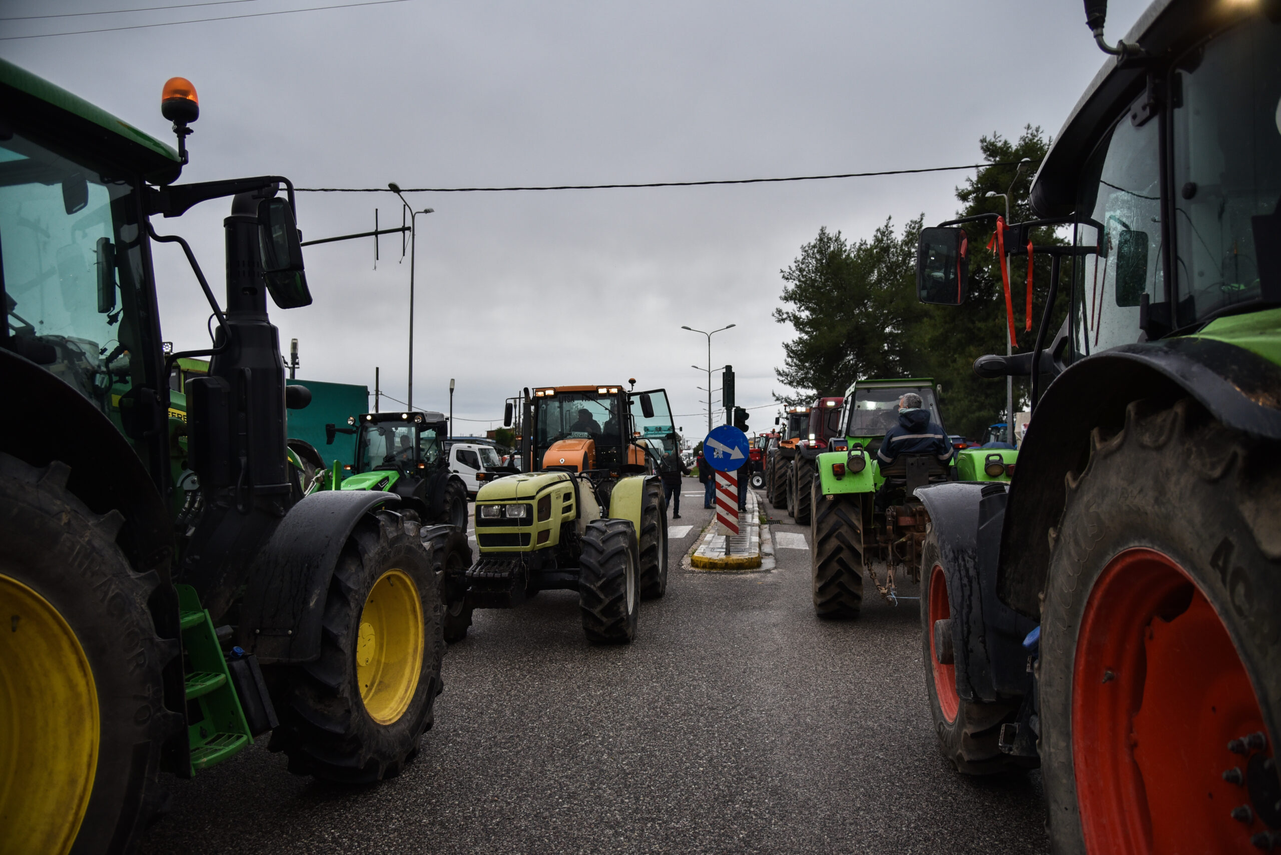 Θεσσαλονίκη: Οι αγρότες απειλούν να αποκλείσουν το αεροδρόμιο – «Πιστεύουμε αύριο θα υπάρξει μεγάλη σύγκρουση»