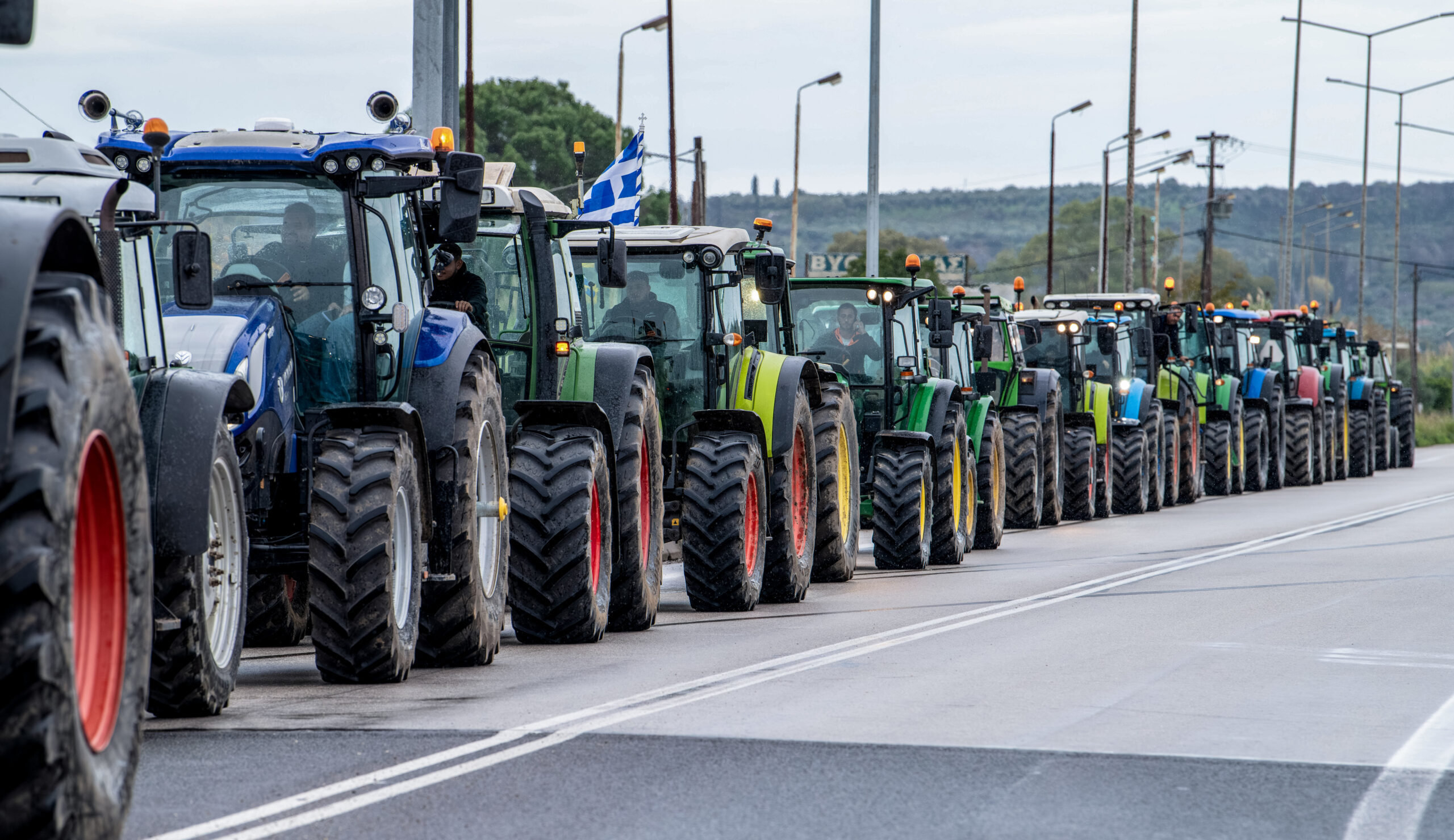 Κλιμακώνονται οι αγροτικές κινητοποιήσεις σε όλη την Ελλάδα – Μπλόκα, κλειστά τελωνεία και συλλαλητήρια