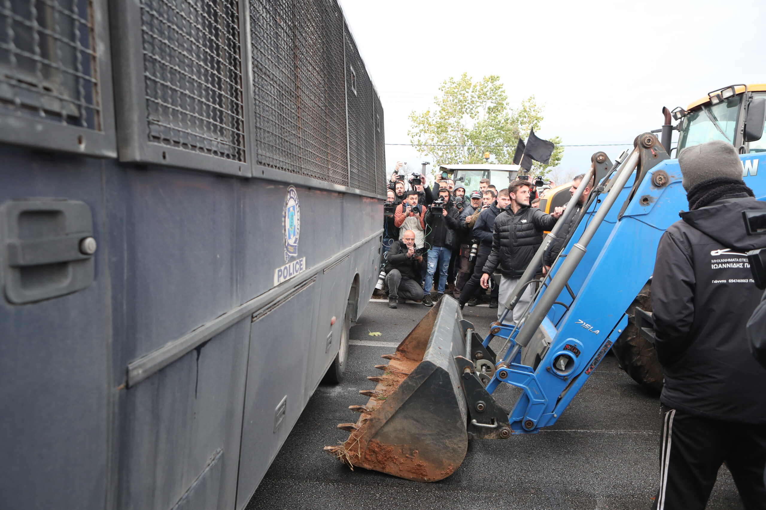 Σε πλήρη εξέλιξη οι αγροτικές κινητοποιήσεις σε Θεσσαλονίκη και Χαλκιδική – Φραγμοί της αστυνομίας για να μη φτάσουν στο αεροδρόμιο