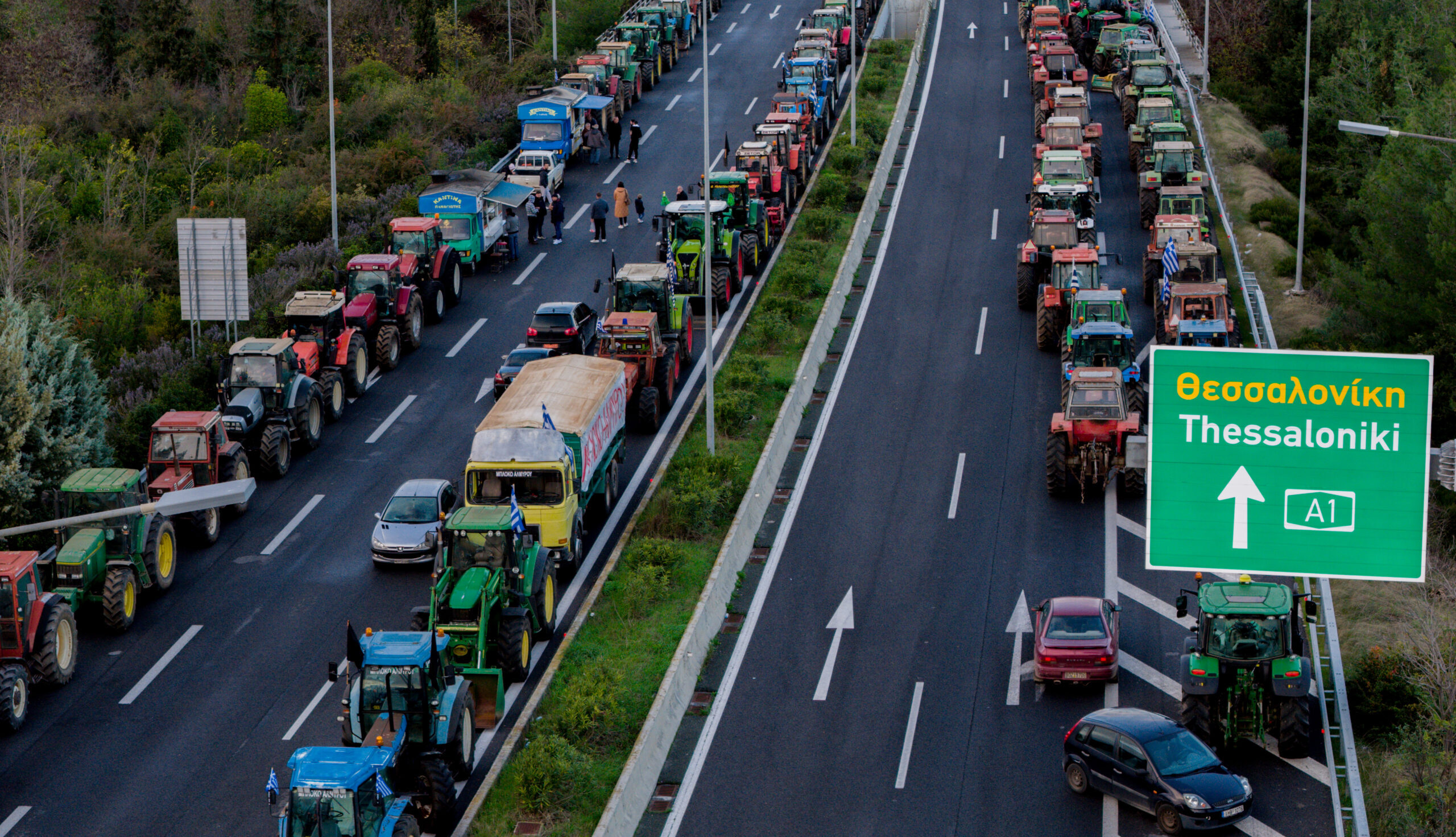 Δεν υποχωρούν οι αγρότες: Μπλόκα σε όλη τη χώρα – Στο στόχαστρό τους το λιμάνι Θεσσαλονίκης