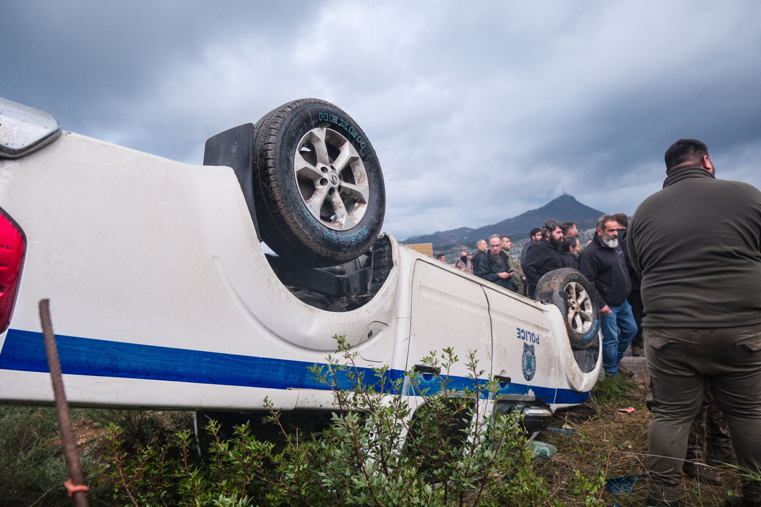 Τα Χανιά φλέγονται: Αγρότες αναποδογύρισαν όχημα της ΕΛΑΣ – Δύο τραυματίες