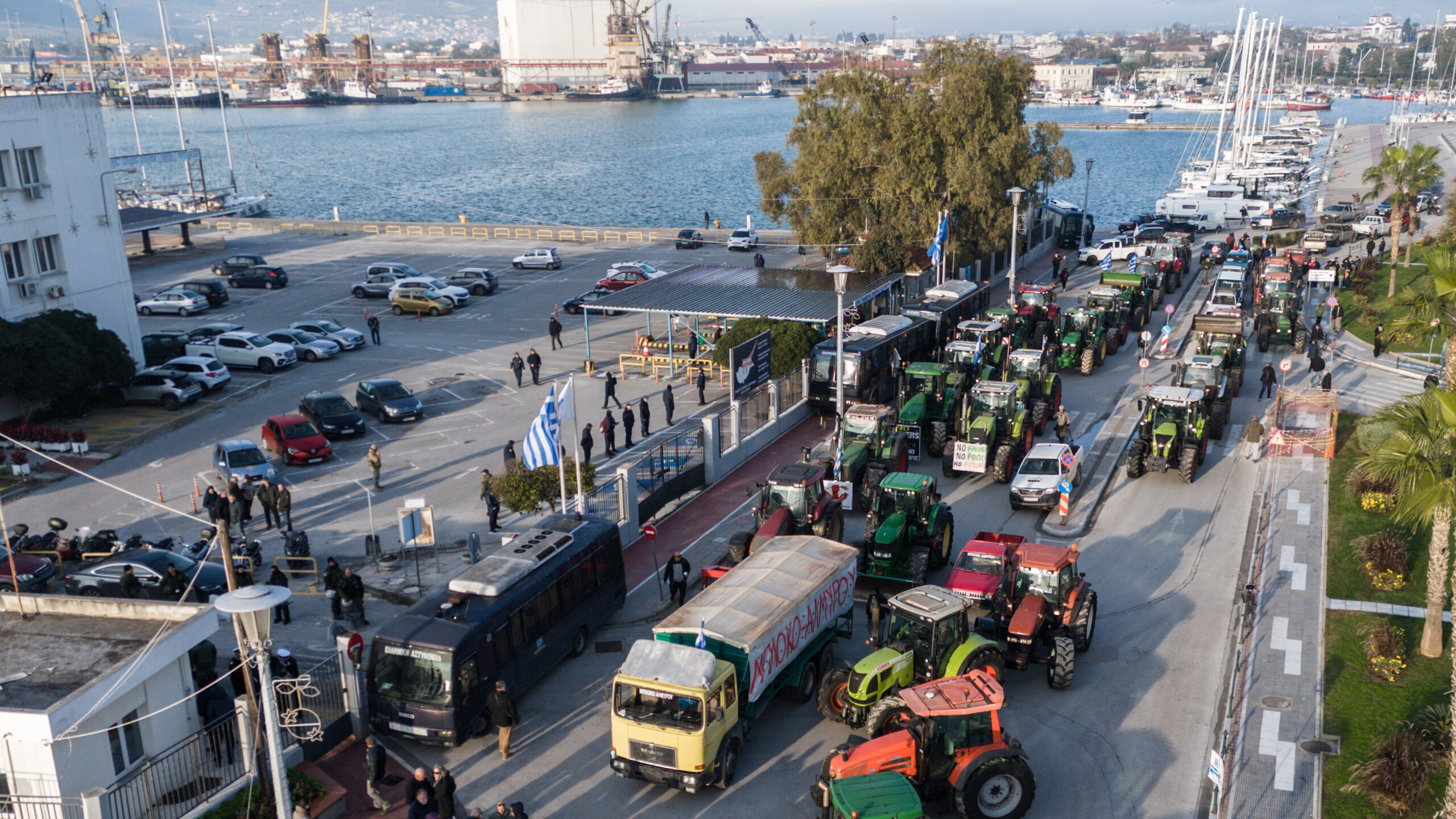 Ανυποχώρητοι οι αγρότες συνεχίζουν τις κινητοποιήσεις τους: Κατέλαβαν το λιμάνι του Βόλου, στο «τραπέζι» και της Θεσσαλονίκης