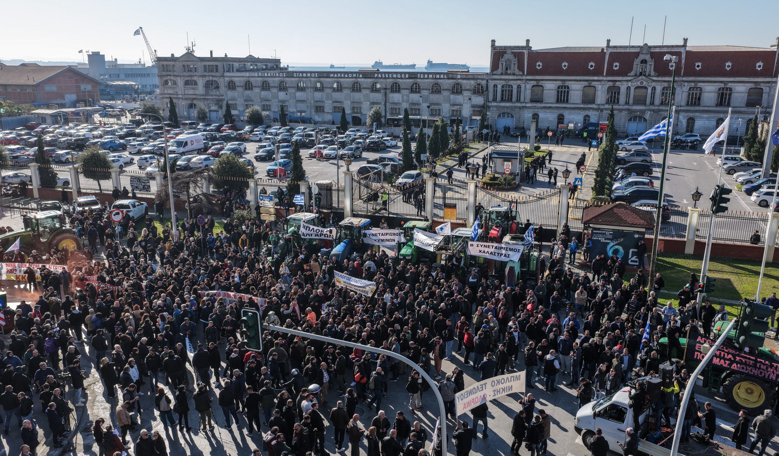 Αγρότες με τρακτέρ «ζώνουν» το λιμάνι της Θεσσαλονίκης – Λουκέτο στην πύλη έχει βάλει η ΕΛ.ΑΣ.