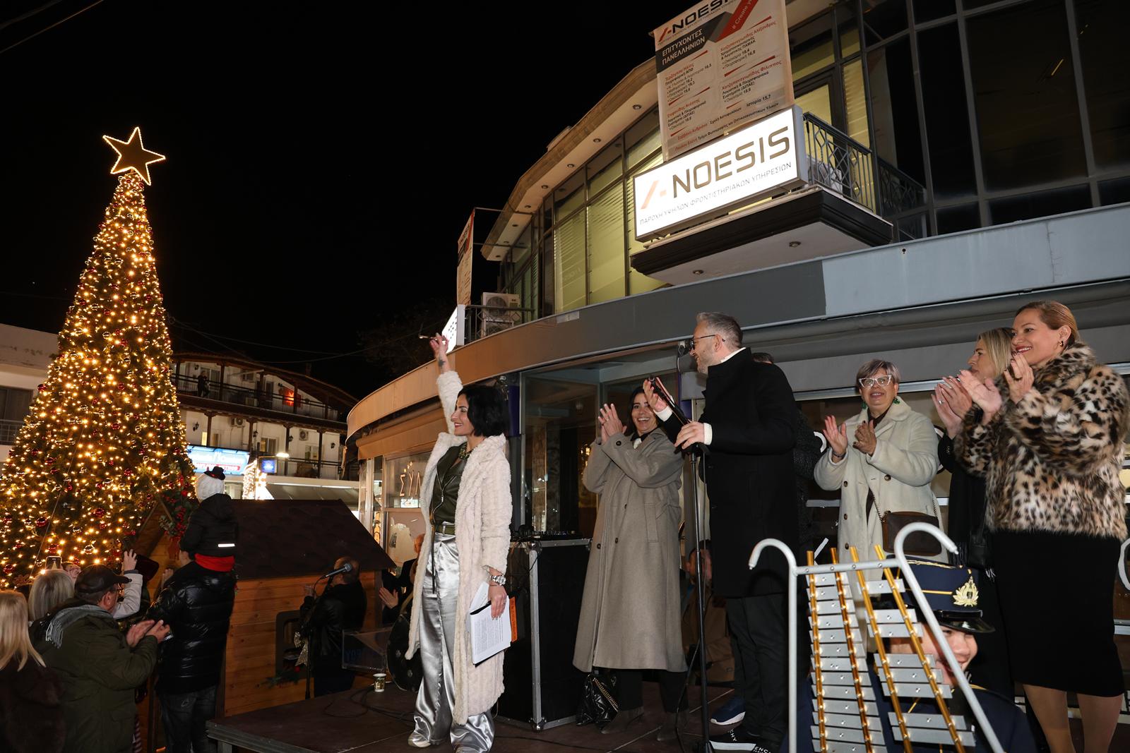 Σε γιορτινό κλίμα και με τα καταστήματα ανοιχτά φωταγωγήθηκε το χριστουγεννιάτικο δέντρο στο Ωραιόκαστρο