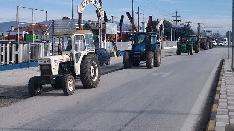 Αγρότες κλείνουν την παλαιά εθνική Θεσσαλονίκης-Έδεσσας: Έκκληση για στήριξη του πρωτογενούς τομέα