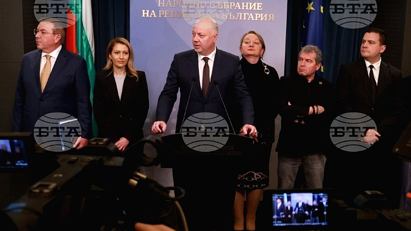 Ο Ρόσεν Ζελιάσκοφ ανακοινώνει την παραίτηση της κυβέρνησής του και τονίζει την ανάγκη διατήρησης των δημοκρατικών επιτευγμάτων