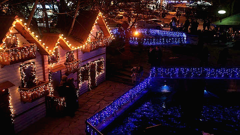 Χριστουγεννιάτικη Ελλάδα: Θεματικά πάρκα και προορισμοί σε πλήρη ανάπτυξη