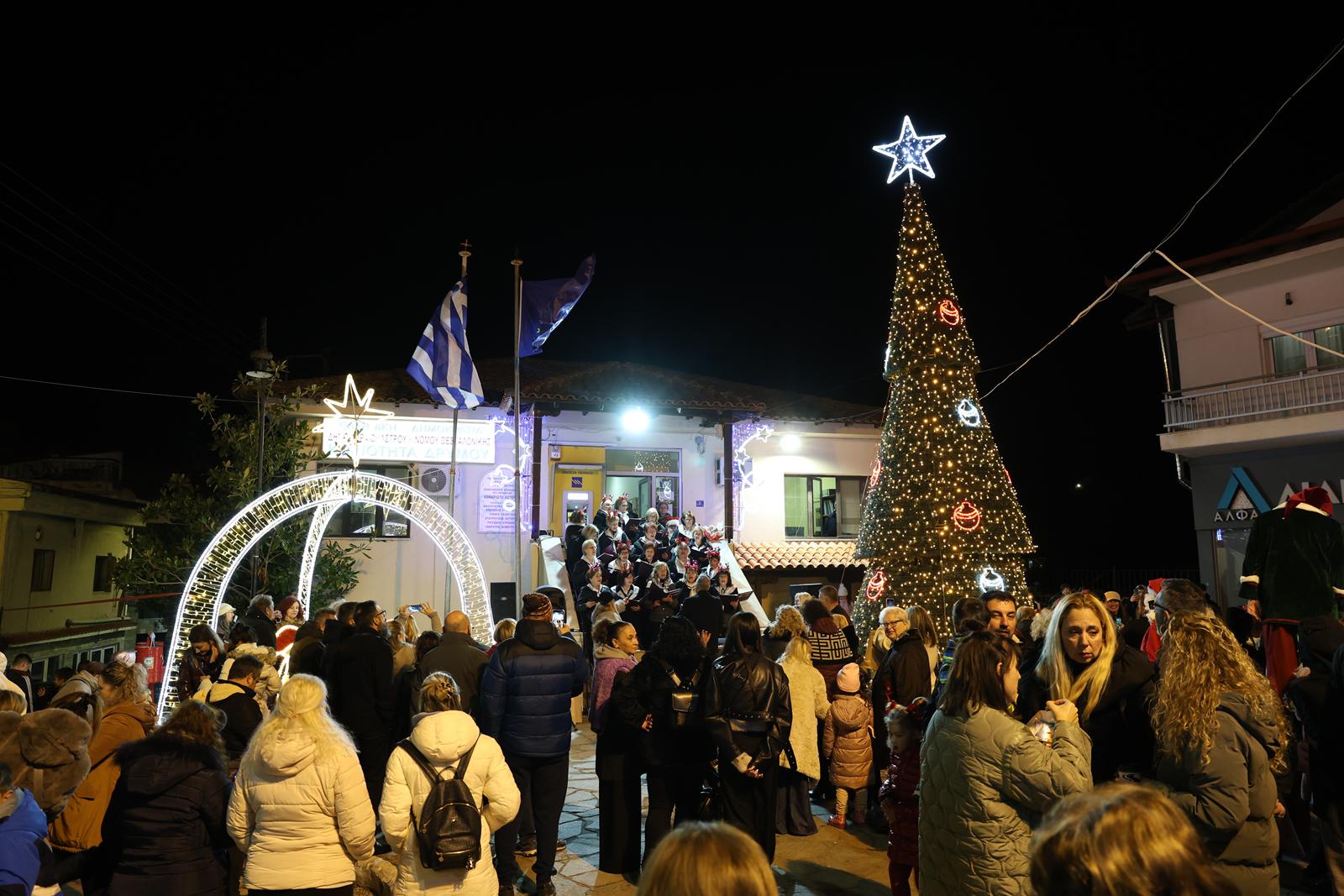 Δήμος Ωραιοκάστρου: Φωταγωγήθηκαν τα χριστουγεννιάτικα δέντρα σε Δρυμό και Πεντάλοφο