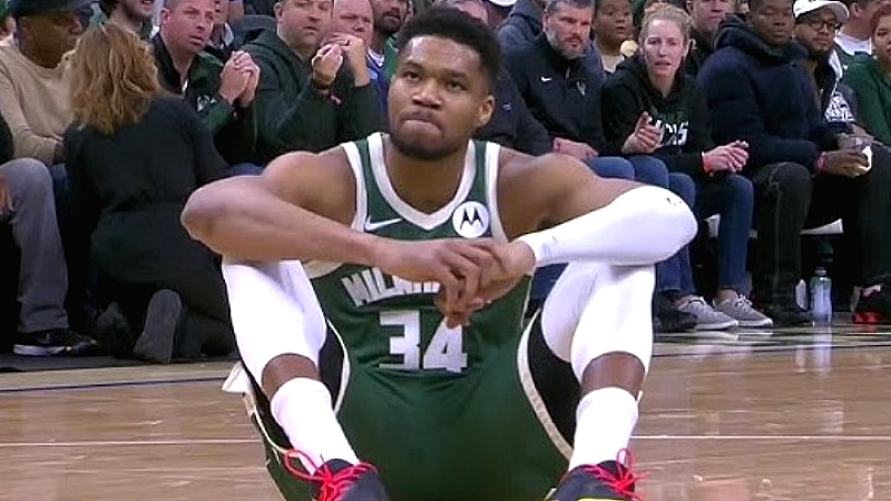 Εκτός δράσης για 2-4 εβδομάδες ο Γιάννης Αντετοκούνμπο