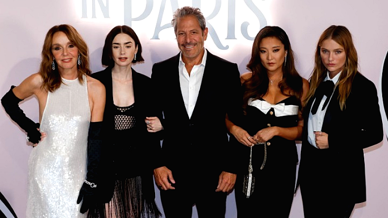 Η μόδα του «Emily in Paris» σε έναν ανατρεπτικό οδηγό