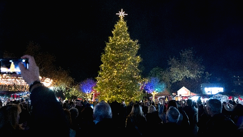 Εορταστική φωταγώγηση του Χριστουγεννιάτικου Δέντρου στο Χωριό των Μαγεμένων