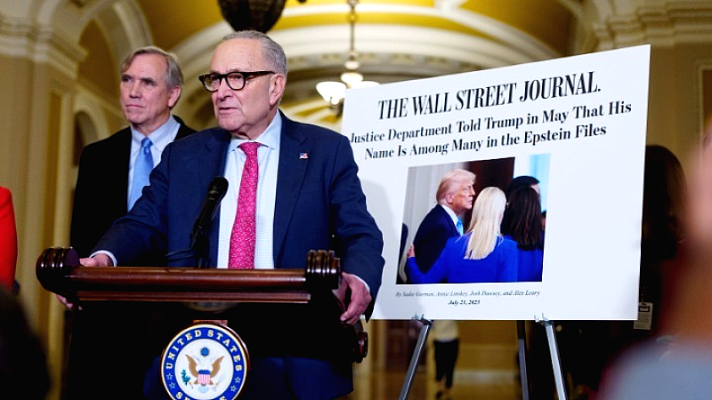 Νέες φωτογραφίες αποκαλύπτουν τη σχέση του Ντόναλντ Τραμπ με τον Τζέφρι Έπστιν