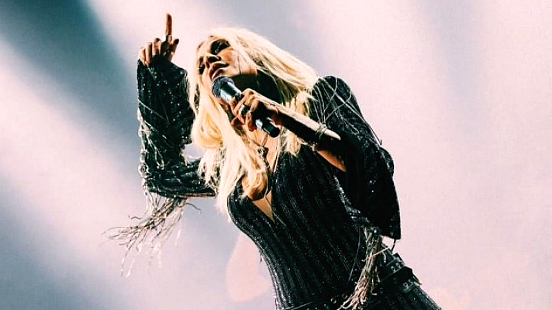 Η Άννα Βίσση με δημιουργίες Βρεττού Βρεττάκου έκλεψε τις εντυπώσεις στη νυχτερινή Αθήνα