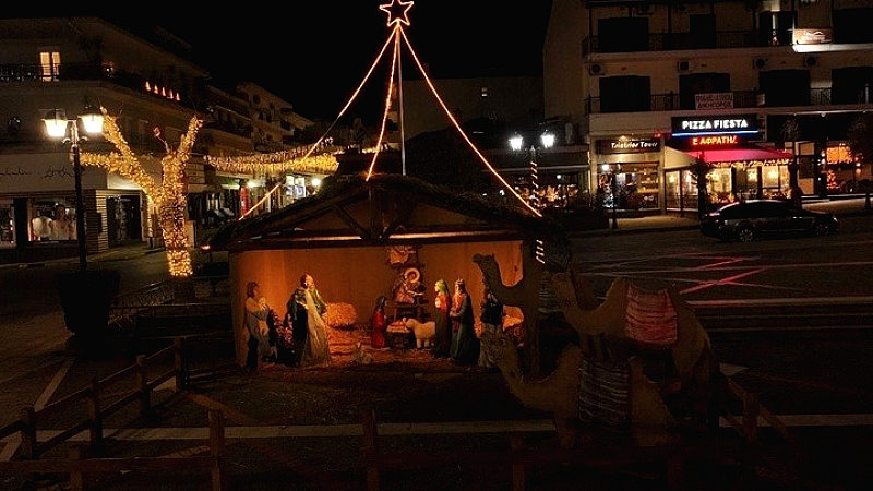 Καλαμπάκα: Η μαγευτική φάτνη που φωτίζει τα Μετέωρα και δημιουργεί γιορτινή ατμόσφαιρα