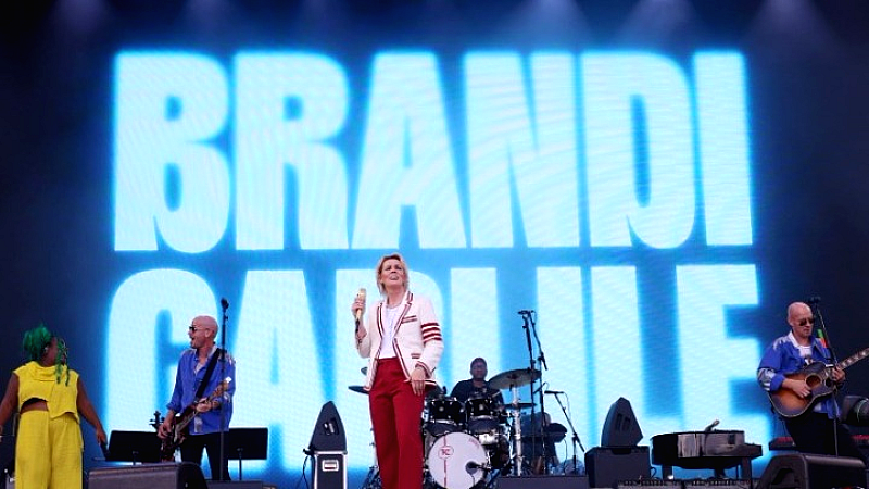 Η Μπράντι Καρλάιλ σχεδιάζει χριστουγεννιάτικο τραγούδι σε συνεργασία με τον Έλτον Τζον