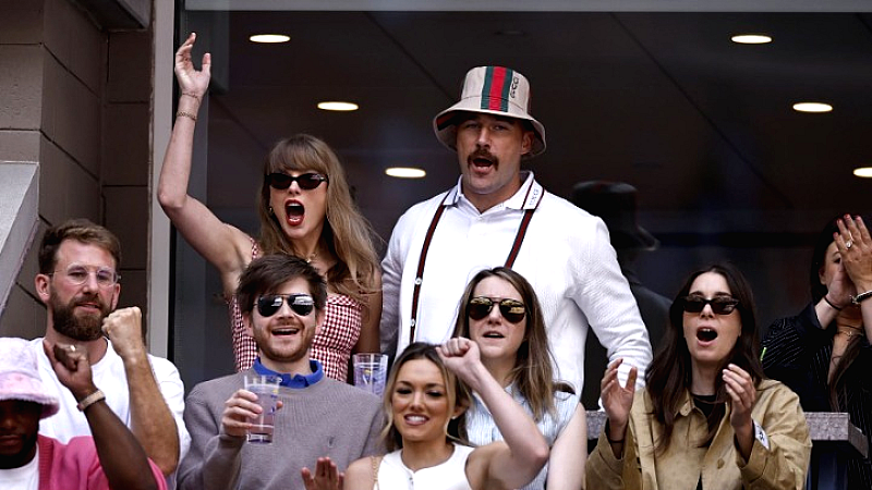 Η Τέιλορ Σουίφτ και η Σελίνα Γκόμεζ παρακολουθούν τον Tράβις Kέλσι από τη σουίτα των Chiefs