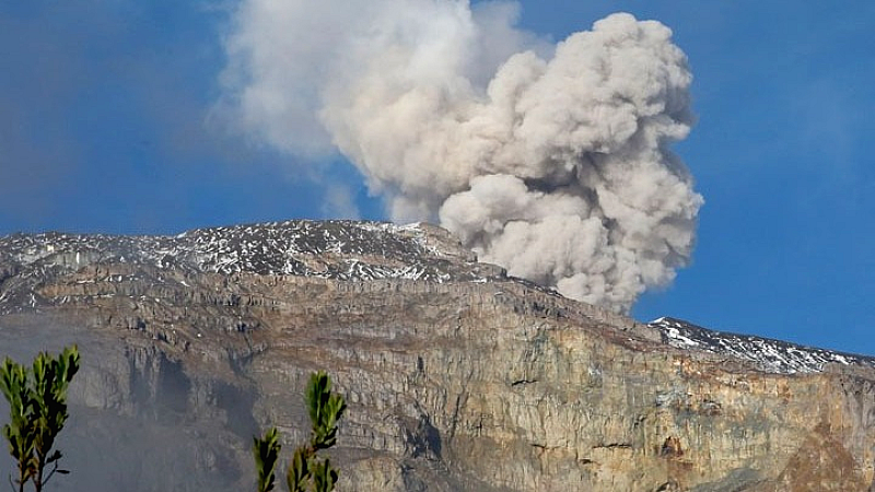 Ανησυχία στην Κολομβία: Ηφαίστειο Πουρασέ σκόρπισε τέφρα σε χωριά – Κίνδυνος έκρηξης