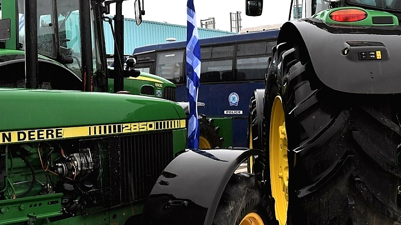 Ηράκλειο: Αγροτοκτηνοτρόφοι εντείνουν τις κινητοποιήσεις τους κοντά στο αεροδρόμιο «Νίκος Καζαντζάκης»