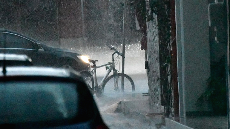 Ισχυρές βροχές και καταιγίδες πλήττουν την Ελλάδα: Προβλήματα από την κακοκαιρία BYRON