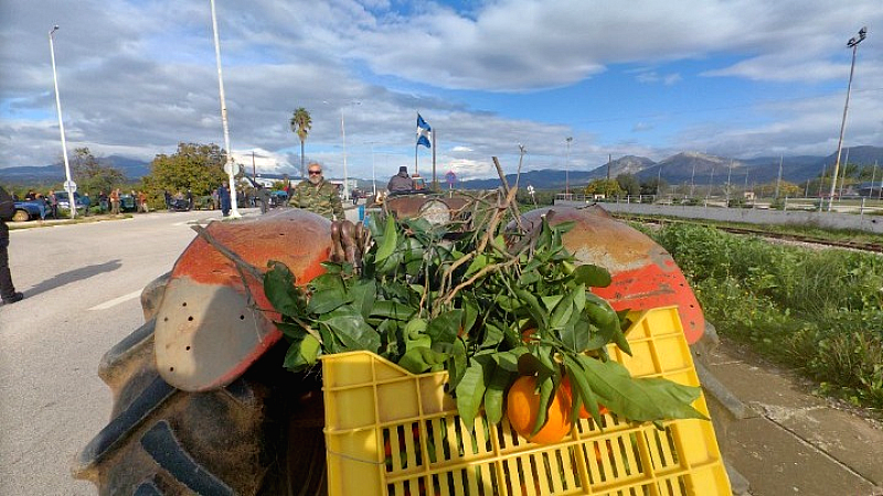 Καβάλα: Αγρότες και κτηνοτρόφοι διαμαρτύρονται μπροστά στο Διοικητήριο