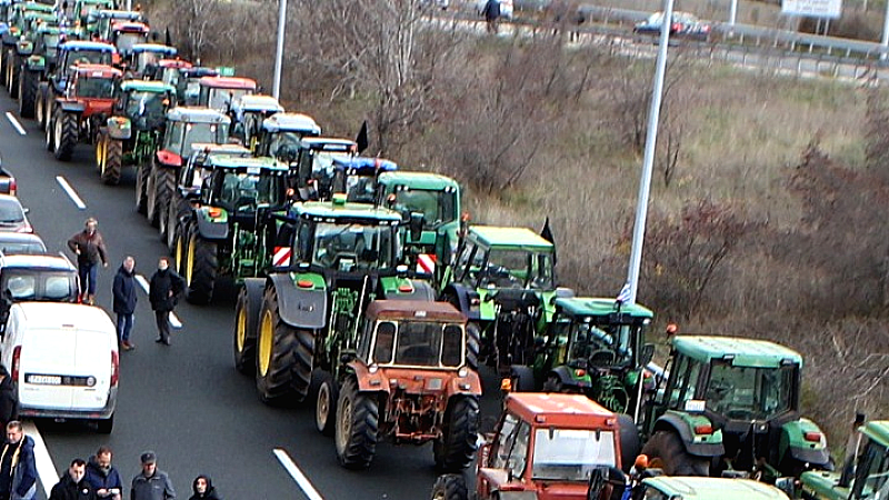 Κομοτηνή: Αγρότες προχωρούν σε μπλόκο στην Εγνατία Οδό με διακοπή της κυκλοφορίας