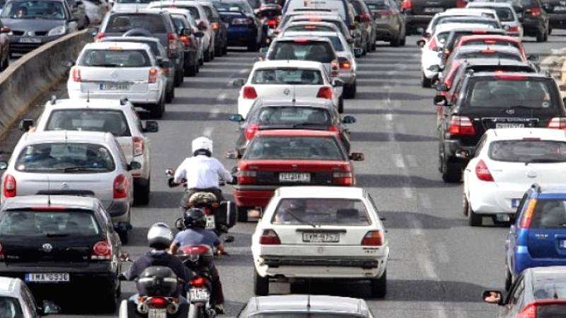 Αυξημένη κυκλοφορία στην άνοδο του Κηφισού λόγω τροχαίου με φορτηγό και ΙΧ