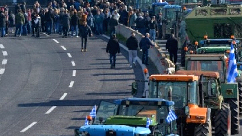 Λαμία: Αγρότες αποκλείουν την Εθνική Οδό κοντά στη Θήβα με τρακτέρ