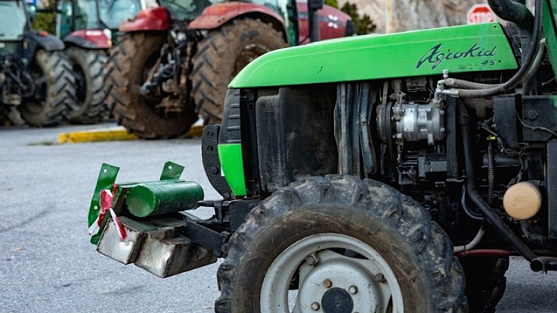 Αγρότες κλείνουν όλες τις διαβάσεις στον Μπράλο για μία ώρα