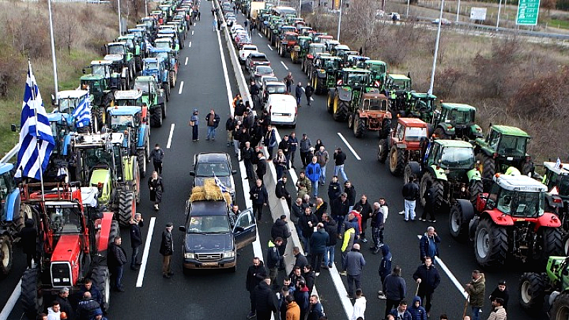 Λαμία: Αγρότες αποκλείουν τον κόμβο του Μπράλου