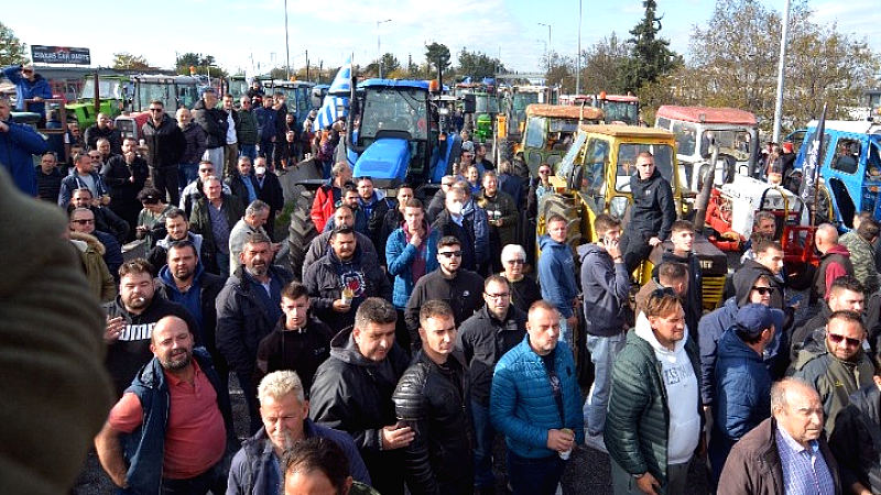 Κτηνοτρόφοι διαμαρτύρονται στην κεντρική πλατεία της Λάρισας