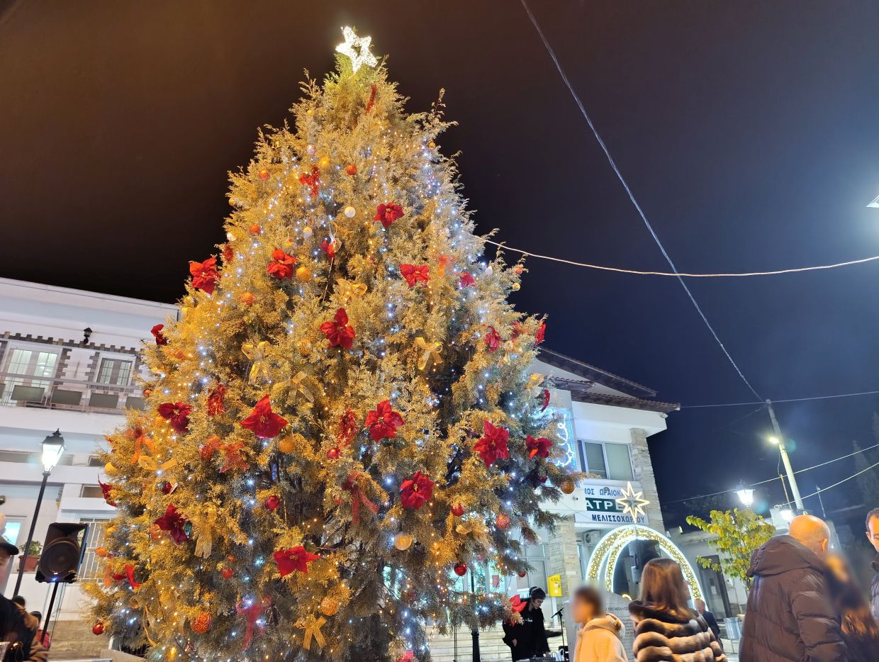 Δήμος Ωραιοκάστρου: Φωταγωγήθηκαν τα χριστουγεννιάτικα δέντρα σε Μελισσοχώρι, Πετρωτό, Νεοχωρούδα και Νέα Φιλαδέλφεια