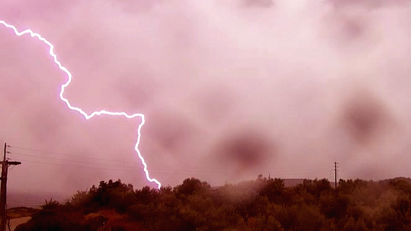 Σοβαρές καταστροφές στη Λακωνία λόγω ισχυρής καταιγίδας – Εγκλωβισμένα άτομα και πλημμυρισμένοι δρόμοι