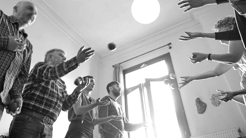 «Μονόκυκλο»: Συνεργασία ηλικιωμένων και παιδιών μέσα από την τέχνη του τσίρκο