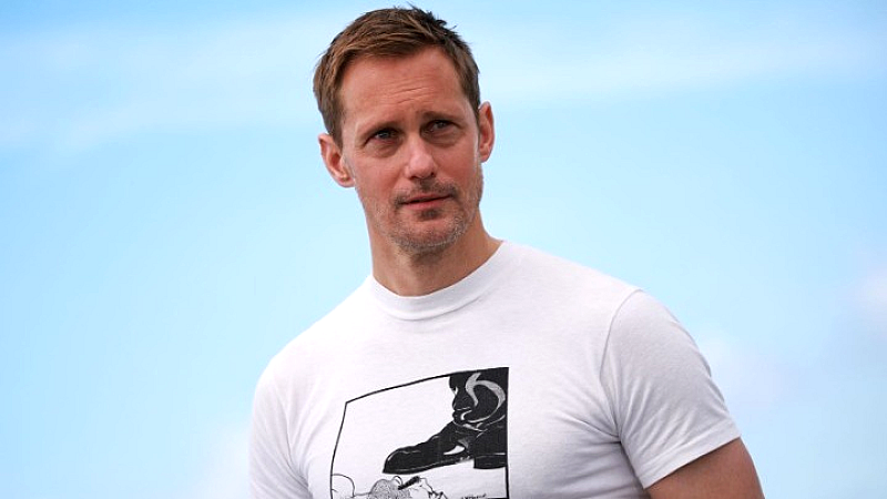 Ο Αλεξάντερ Σκάρσγκαρντ επιστρέφει με τον πρωταγωνιστικό ρόλο στη γοτθική ταινία τρόμου «The Wolf Will Tear Your Immaculate Hands»