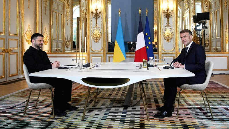 Ο Ζελένσκι στο Παρίσι: Ζητά τη συμβουλή του Μακρόν για τους σκληρούς όρους που επιβάλλουν οι ΗΠΑ και η Ρωσία στην εκεχειρία