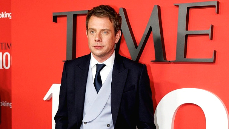 Ο Τζόναθαν Άντερσον κερδίζει για τρίτη φορά τον τίτλο του Σχεδιαστή της Χρονιάς στα Βρετανικά Βραβεία Μόδας 2025