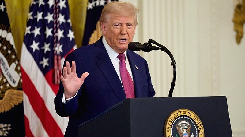 Ο Ντόναλντ Τραμπ διατείνεται ότι οι τιμές σημειώνουν «τεράστια» πτώση λόγω της πολιτικής του