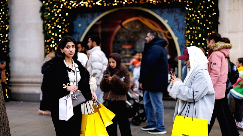 Μείωση εξόδων για τα Χριστούγεννα από τους Βρετανούς καταναλωτές