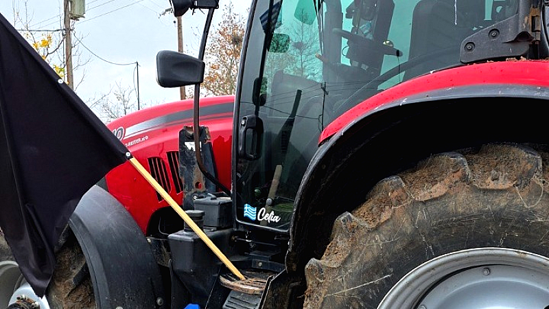 Ενισχύονται τα μπλόκα των αγροτών στην Καρδίτσα και τα Τρίκαλα