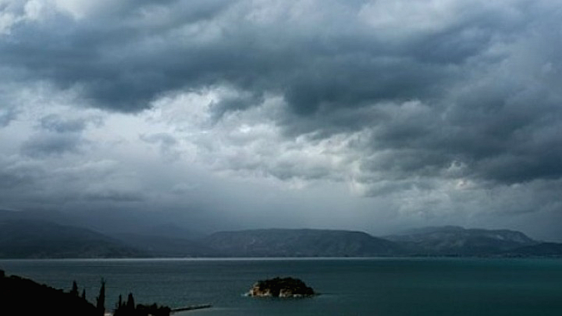 Πώς θα εξελιχθεί η κακοκαιρία «BYRON» – Έκλεισε η Παλαιά Εθνική Οδός Αθηνών-Κορίνθου στη Μάνδρα – Κλειστοί δρόμοι στη Νέα Πέραμο