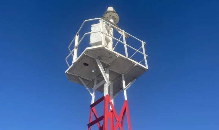 Αναβαθμίζεται η Ασφάλεια της Ναυσιπλοΐας: Νέοι Ανοξείδωτοι Πυρσοδέτες σε Ιερισσό και Αμμουλιανή