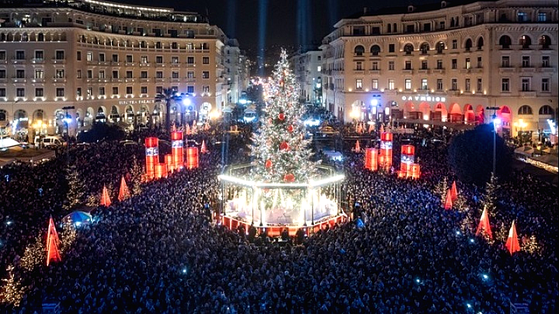Η Θεσσαλονίκη υποδέχεται τα Χριστούγεννα με το άναμμα του χριστουγεννιάτικου δέντρου