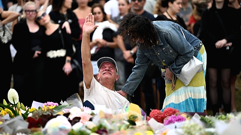 Η Αυστραλία πενθεί μετά την αντισημιτική επίθεση στην παραλία Μπόνταϊ