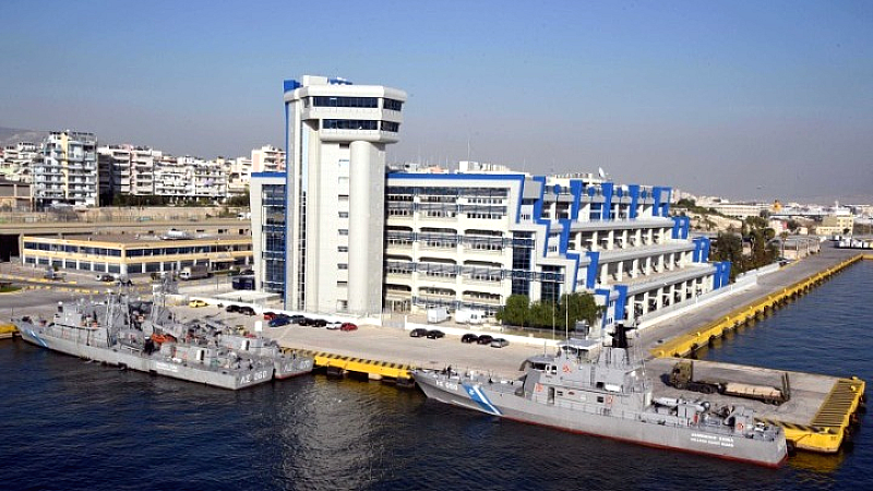 Σκάφος του Λιμενικού προσέκρουσε σε βράχια στην είσοδο του λιμανιού Βόλου - Καταιγίδα και χαμηλή ορατότητα τα αίτια, σύμφωνα με τον κυβερνήτη του