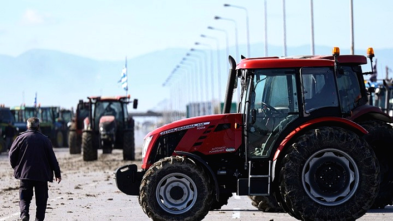 Θεσσαλοί αγρότες αποκλείουν το λιμάνι του Βόλου