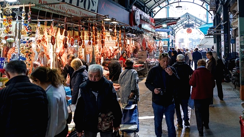 Συγκρατημένη αισιοδοξία στους Έλληνες καταναλωτές σύμφωνα με νέα έρευνα της ΕΥ