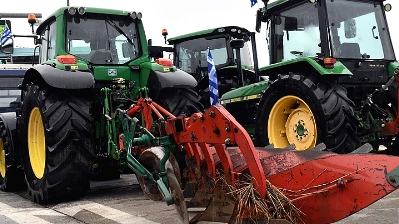 Παράσταση διαμαρτυρίας παραγωγών της Δυτικής Μακεδονίας έξω από τα γραφεία του ΟΠΕΚΕΠΕ στο Μαυροδένδρι